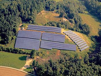 Zwischen Heubsch und Krumme Fohre wurde bereits 2013 eine Freiflächen-Photovoltaikanlage gebaut. Bei Zultenberg befindet sich ein weiterer Solarpark im Markt Kasendorf. Jetzt lehnte der Gemeinderat weitere PV-Anlagen im Grünen ab. Foto: Archiv