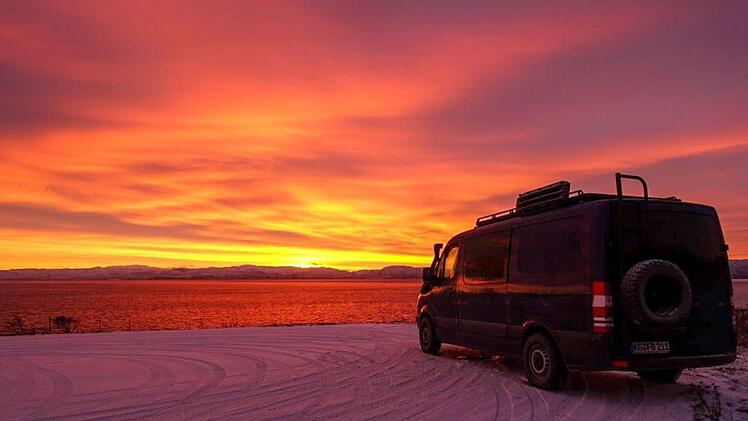 Höher steigt die Sonne in der Polarnacht nicht. Im Vordergrund die rollende Bleibe der beiden Münnerstädter. Foto: Florian Beudert
