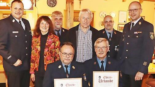 Einen neuen Ehrenkommandanten hat die Feuerwehr Kirchlein mit G&uuml;nter Eber (vorne links), rechts daneben Ehrenmitglied Walter Partheym&uuml;ller. Stehend von links Kreisbrandmeister Michael Kannengie&szlig;er, B&uuml;rgermeisterin Christine Frie&szlig;, Vorsitzender Tho...