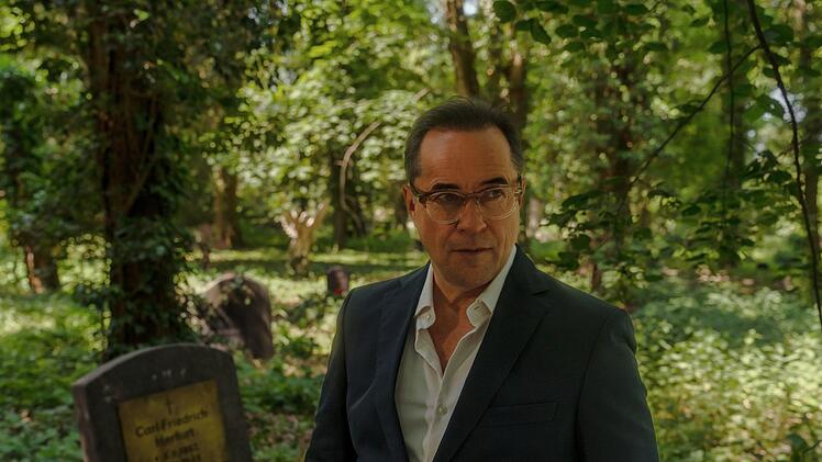 Joachim Vernau (Jan Josef Liefers) geht auf einem alten Friedhof auf Spurensuche.