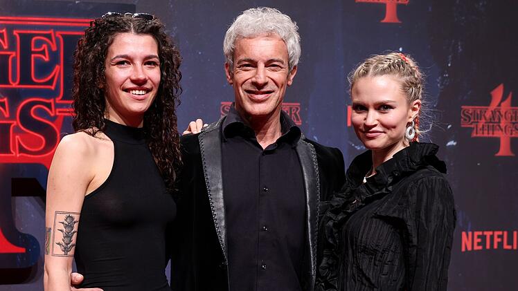 Schlagzeilen machte Gedeon Burkhard 2023, als er seine  polyamore Beziehung mit seinen Freundinnen Sascha Veduta (links) und Ann-Britt Dittmar (rechts) &ouml;ffentlich machte.