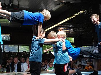 Akrobatische Einlagen   boten die Schüler in der  Sommerhalle. Fotos: Karl Klippel