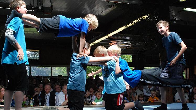 Akrobatische Einlagen   boten die Schüler in der  Sommerhalle. Fotos: Karl Klippel