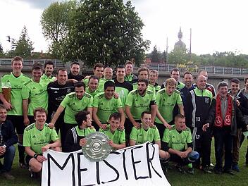 Über den Titel in der A-Klasse 3 WÜ freuen sich Gnodstadts Coach Erhard Zink (4. von rechts) und seine Spieler Robert Stadelmann, Florian Ott, Sven Heppel, Christoph Nagel, Frank Weber, Martin Emmert, Raymond Nögel, Matthias Ingelmann, Timmy Tölk, Sebastian Näck, André Heppel, Tristan Heid, Christoph Nagler, Fabian Herbst, Johannes Speda, Uwe Weigl, Holger Stadelmann, Holger Dahlfeld, Stefan Braun, Sebiastian Bohn, Simon Kraft, Matthias Bohn, Manuel Krauß, Michael Schneider, Kaleb Strödel, Fa...