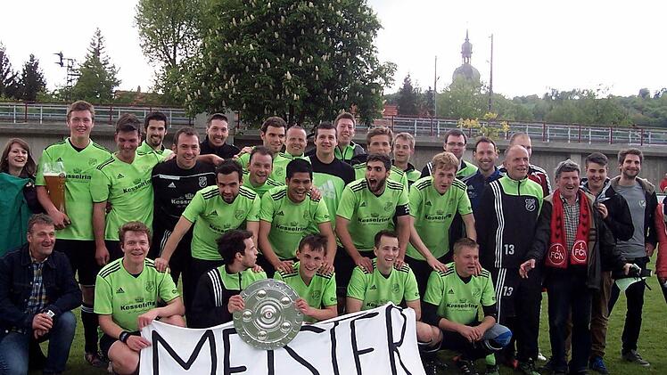 Über den Titel in der A-Klasse 3 WÜ freuen sich Gnodstadts Coach Erhard Zink (4. von rechts) und seine Spieler Robert Stadelmann, Florian Ott, Sven Heppel, Christoph Nagel, Frank Weber, Martin Emmert, Raymond Nögel, Matthias Ingelmann, Timmy Tölk, Sebastian Näck, André Heppel, Tristan Heid, Christoph Nagler, Fabian Herbst, Johannes Speda, Uwe Weigl, Holger Stadelmann, Holger Dahlfeld, Stefan Braun, Sebiastian Bohn, Simon Kraft, Matthias Bohn, Manuel Krauß, Michael Schneider, Kaleb Strödel, Fa...