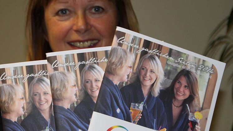 Karin Bauer von der Tourist-Info präsentiert das neue Gastgeberverzeichnis. Die drei Damen auf dem Titel lassen es sich offensichtlich gut gehen. Foto: Ulrike Müller