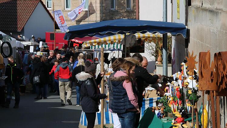 In der Marktstraße ist viel los.