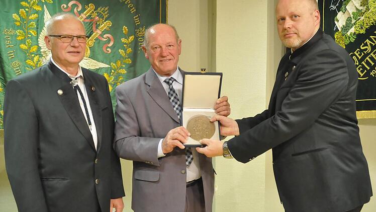 Paul Kolb, Vizepräsident des Fränkischen Sängerbundes (Mitte) überreichte die Zelter-Plakette dem Vorsitzenden des Gesangvereins Reiterswiesen, Stefan Greubel. Links Dirigent Elmar Brehm.  Foto: Peter K lopf