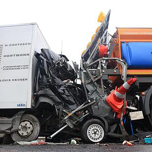 Lkw rast auf der A70 bei Haßfurt in Absicherungshänger
