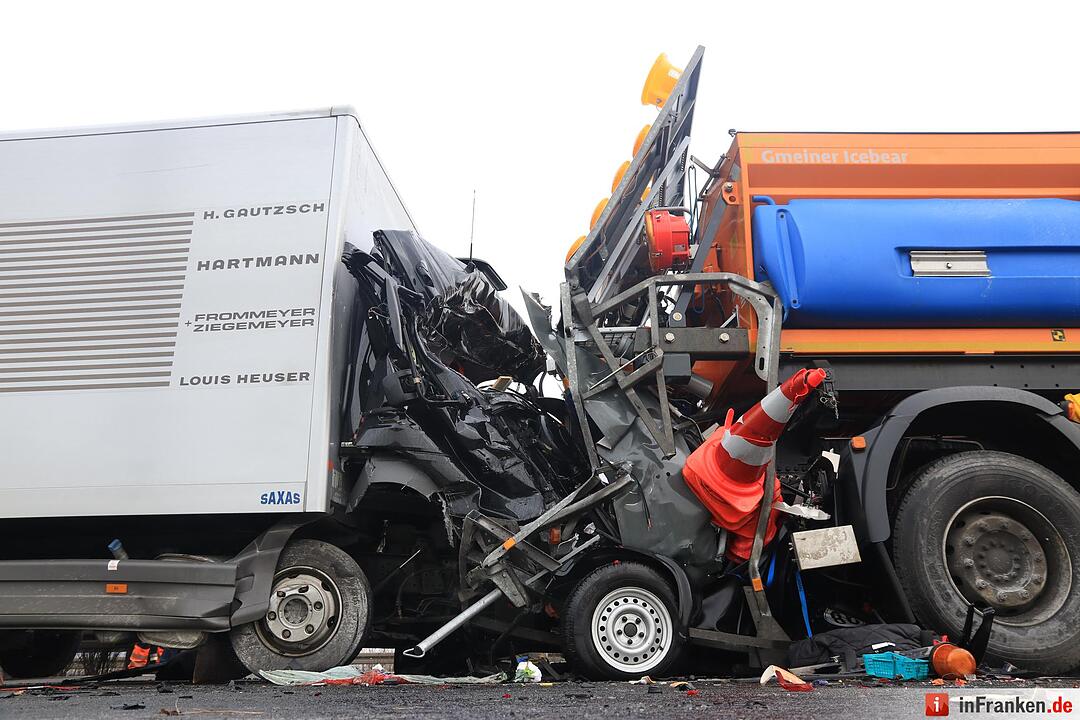 Lkw rast auf der A70 bei Haßfurt in Absicherungshänger