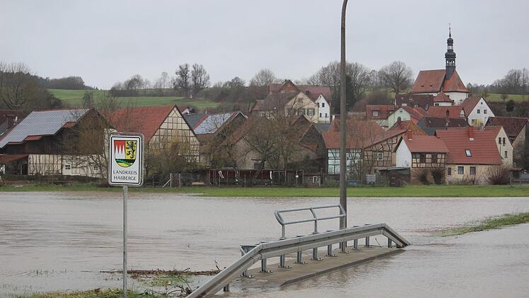 Hochwasser bei Gleusdorf: Der Weg in den Landkreis Haßberge ist zurzeit gesperrt. Eckehard Kiesewetter