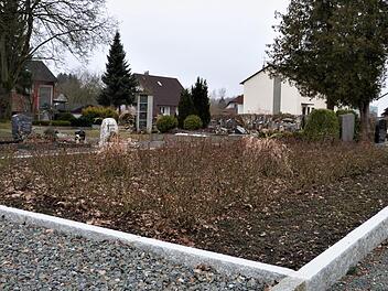 Für die Zukunft werden im gemeindlichen Friedhof drei weitere Arten von Grabstätten angeboten: Ein Rosenbeet und ein Friedbaum für Urnenbestattungen sowie ein anonymes Wiesengrab für Urnen. Unser Bild zeigt das neu angelegte Rosenbeet und im Hintergrund eine der beiden Urnenstelen. Foto: Werner Reißaus