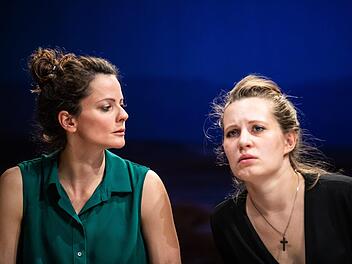 Coburger Erstaufführung: Die Komödie "Gespräch wegen der Kürbisse" feierte Premiere in der Reithalle (Szene mit Eva Marianne Berger als Anna Krachgarten und Alexandra Weis als Elisabeth Mishima, von links).Foto: Sebastian Buff