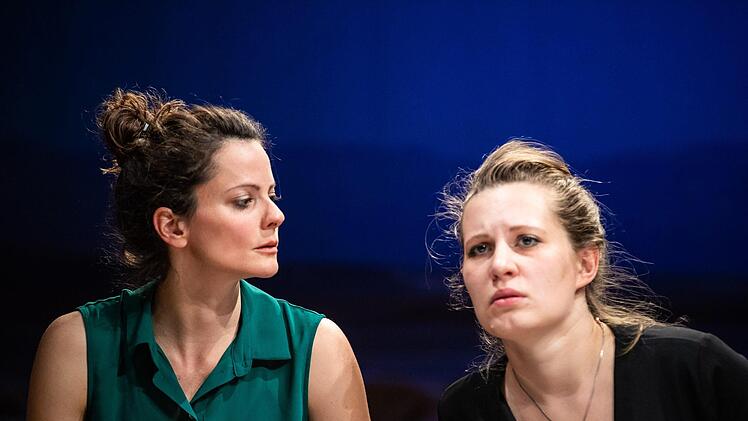 Coburger Erstaufführung: Die Komödie "Gespräch wegen der Kürbisse" feierte Premiere in der Reithalle (Szene mit Eva Marianne Berger als Anna Krachgarten und Alexandra Weis als Elisabeth Mishima, von links).Foto: Sebastian Buff