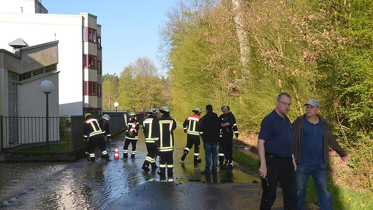 "Land unter" hieß es nach einem Rohrbruch in Bad Kissingen beim ehemaligen Müttergenesugsheim Seehof.  Foto: Peter Rauch