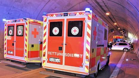 Das Rote Kreuz sicherte die Unfallstelle. Rechts ist der BMW zu erkennen, in dem vier Personen verletzt wurden.  Foto: Michael Will/BRKHa&szlig;berge