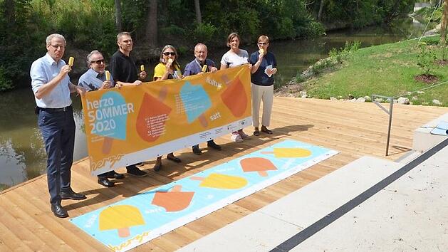 Mit einem Eis auf dem neuen Aurach-Deck: Die Verantwortlichen freuen sich auf die kulturellen Veranstaltungen, der Herzo Sommer kann kommen.  Foto: Bernhard Panzer