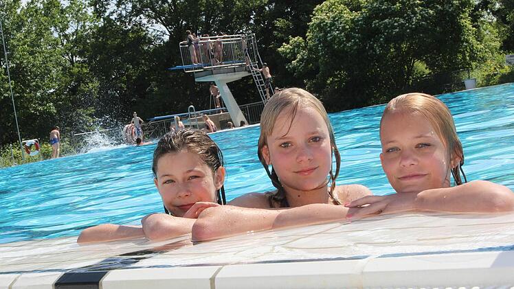 Kimberley, Sarah und Gina (von links) war es gestern fast schon zu heiß. Alle Fotos: Jan Koch
