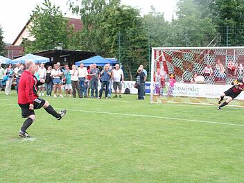 Zwei Vestenbergsgreuther Fußball-Legenden standen wieder auf dem Platz: Roland Thomas prüfte Toni Winkler mit einem Elfmeter. Foto: Evi Seeger