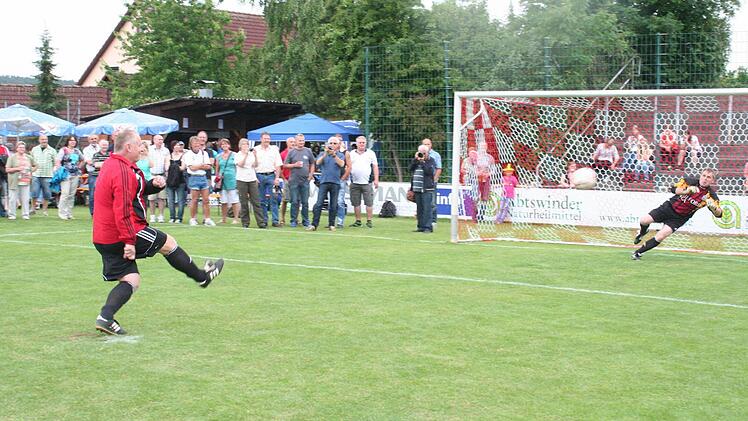 Zwei Vestenbergsgreuther Fußball-Legenden standen wieder auf dem Platz: Roland Thomas prüfte Toni Winkler mit einem Elfmeter. Foto: Evi Seeger