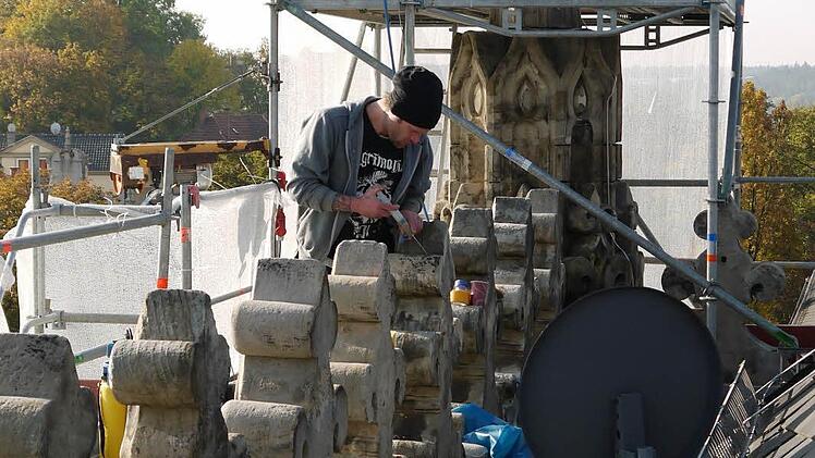 Die Reinigung und Ausbesserung der Schäden im Sandstein der Ehrenburg wird voraussichtlich bis Mitte 2015 dauern. Foto: Ulrike Nauer