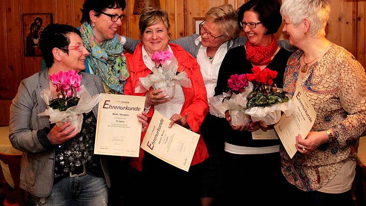 Die alte und neue Vorsitzende Karin Frank (4. v. l.) und Bezirksrätin Ute Salzner (2. v. l.) freuen sich mit den geehrten Mitgliedern Beate Stenglein (l.), Gabriele Mönius (3. v. l.), Helga Mönius (2. v. r.) und Claudia Nagengast. Foto: Johanna Blum
