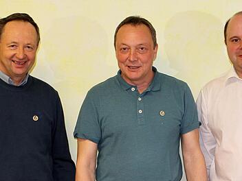 Höhere Auszeichnungen erhielten bei der Jahresversammlung des TV Bad Brückenau (von links) Norbert Schmäling, Vorsitzender Michael Saam und Markus Jost. Foto: Thomas Dill