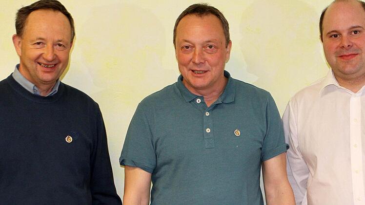 Höhere Auszeichnungen erhielten bei der Jahresversammlung des TV Bad Brückenau (von links) Norbert Schmäling, Vorsitzender Michael Saam und Markus Jost. Foto: Thomas Dill