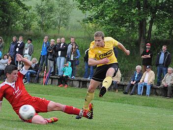 Dem Schwung der Thulbaer hatte der TSV Reiterswiesen zu wenig entgegenzusetzen. Hier kommt die Grätsche von Florian Kiesel (links) zu spät gegen FCler Julian Wüscher. Foto: Hopf