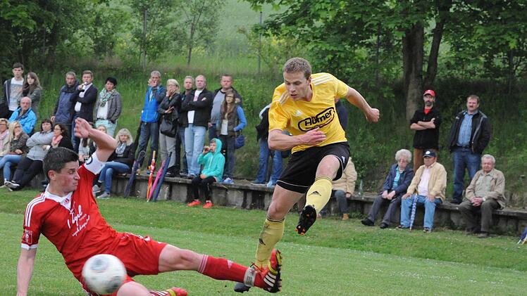 Dem Schwung der Thulbaer hatte der TSV Reiterswiesen zu wenig entgegenzusetzen. Hier kommt die Grätsche von Florian Kiesel (links) zu spät gegen FCler Julian Wüscher. Foto: Hopf