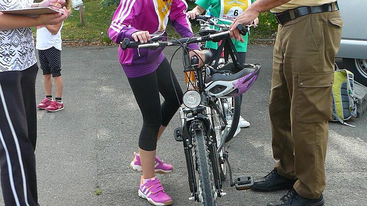Überprüfung der Fahrräder der Olympioniken durch Verkehrserzieher Hermann Dörfler auf Verkehrssicherheit.