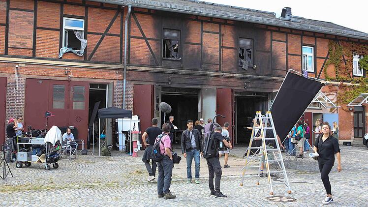 In der Lagarde-Kaserne hat es in Bamberg nicht wirklich gebrannt. Die vermeintlichen Spuren eines Brandes wurden fast alle künstlich erzeugt und verschwinden nach dem Ende des Drehs auch wieder. Foto: Harald Rieger