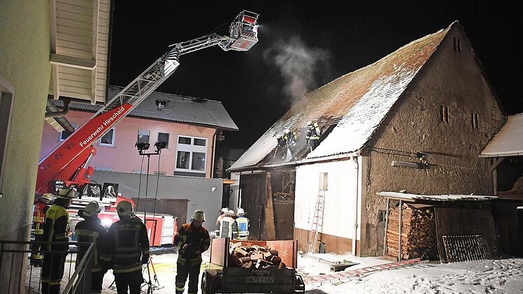 Auch eine große Drehleiter war im Einsatz.