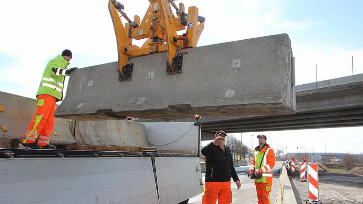 Sonntag gegen 13 Uhr wurden die Seitenstreifen in der Äußeren Nürnberger Straße gesichert, anschließend konnte der Verkehr wieder rollen. Foto: Ekkehard Roepert