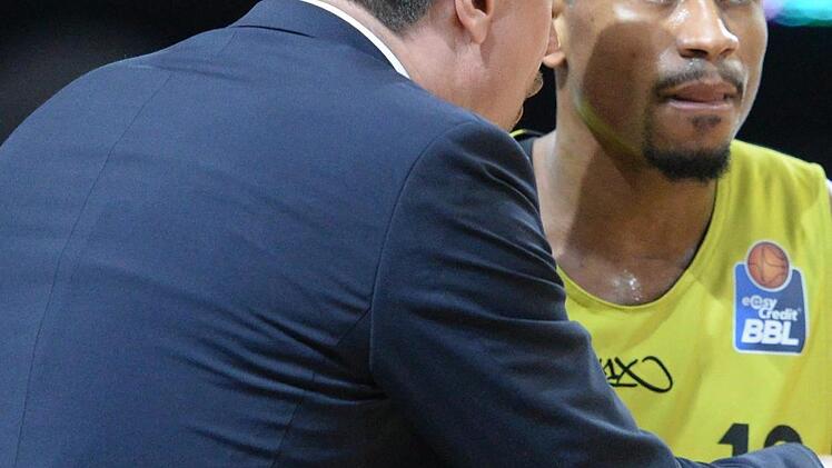 Raoul Korner bespricht sich mit De'Mon Brooks. Foto: Peter Mularczyk