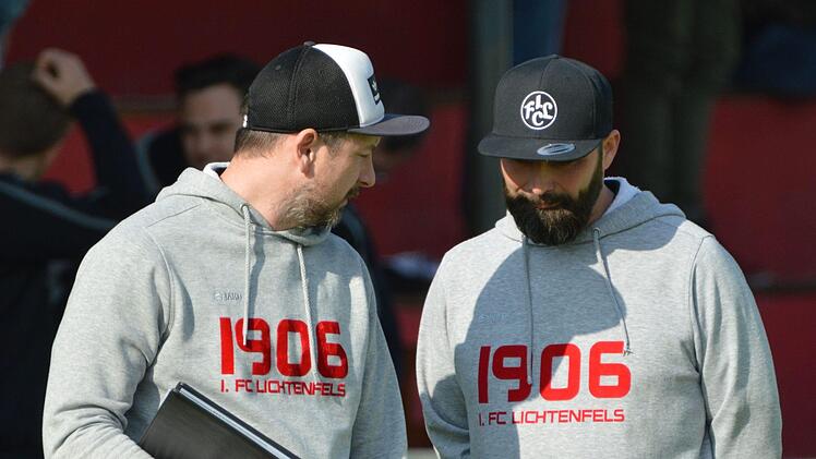 Im ständigen Austausch bei Training und Spiel: Christian Goller (links) und Alexander Grau, die Trainer des FC Lichtenfels. Foto: Gunther Czpera