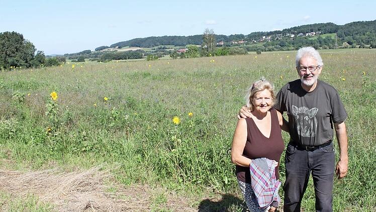 Heidemarie Schellwanich-Fries und Benno Fries vor der Wiese in Maineck, wo sie Weideschweine halten möchten. Foto: Popp