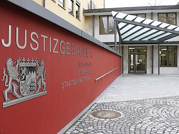 Am Landgericht Coburg wird der Fall schweren Bandesdiebstahls verhandelt. Es geht um über 100 gestohlene Fahrzeuge.  Foto: Jochen Berger