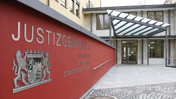 Am Landgericht Coburg wird der Fall schweren Bandesdiebstahls verhandelt. Es geht um über 100 gestohlene Fahrzeuge.  Foto: Jochen Berger