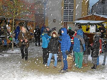 Auch vom starken Schneegest&ouml;ber lie&szlig;en sich die Besucher des Weihnachtsmarktes in Maroldsweisach ihre gute Laune nicht verderben - eher im Gegenteil.  Fotos: Klemens Albert