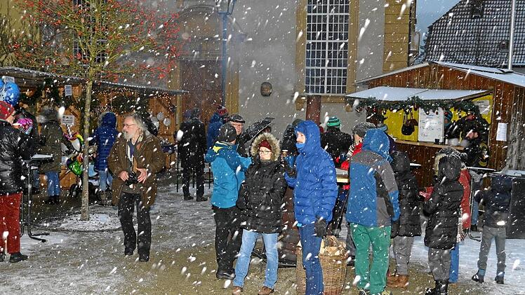 Auch vom starken Schneegest&ouml;ber lie&szlig;en sich die Besucher des Weihnachtsmarktes in Maroldsweisach ihre gute Laune nicht verderben - eher im Gegenteil.  Fotos: Klemens Albert