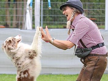 Bei der Premiere hatte Karin Haeffner aus Kitzingen - sie ist wieder angemeldet - mit "Cuinn" beim Lied "Rock mi" von "VoxxClub sichtlich Spaß. Das zweite "Dogdance-Turnier" der Eltmanner Hundefreunde findet am Samstag, 30. Juni, und Sonntag, 1. Juli, auf dem Vereinsgelände am Main statt.Ralf Naumann
