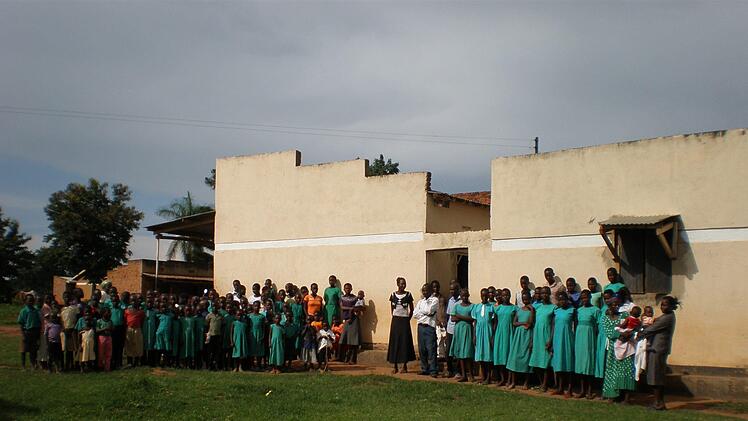 Die Schulfamilie vor dem ersten  Bauabschnitt an der Namirembe Nursery & Primary School.  Schraudt