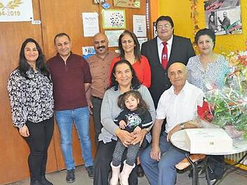 Zweiter Bürgermeister Wolfgang Förtsch (stehend Zweiter von rechts) gratuliert Halet und Elif Dag (vorne sitzend) zur goldenen Hochzeit. Mit im Bild (von links) Zeliha und Ibrahim Güzel, Hasan Dag (Sohn), Zeynep Dag (Schwiegertochter), Tochter Hatice und Enkelin Sila.  Foto: K.- H. Hofmann