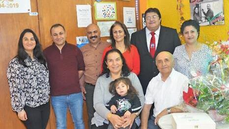 Zweiter Bürgermeister Wolfgang Förtsch (stehend Zweiter von rechts) gratuliert Halet und Elif Dag (vorne sitzend) zur goldenen Hochzeit. Mit im Bild (von links) Zeliha und Ibrahim Güzel, Hasan Dag (Sohn), Zeynep Dag (Schwiegertochter), Tochter Hatice und Enkelin Sila.  Foto: K.- H. Hofmann
