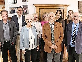 95. Geburtstag feierte Arno Hofmann (Vierter v.l.). Das Bild zeigt (v.l.) Altb&uuml;rgermeister Hans-Peter Laschka, B&uuml;rgermeister Oliver Plewa, Ehefrau Helga Hofmann, die T&ouml;chter Claudia Bethke und Kerstin B&auml;r, die Enkelinnen Sabrina Heinz und Tamara B...