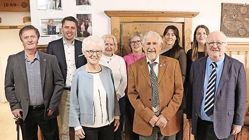 95. Geburtstag feierte Arno Hofmann (Vierter v.l.). Das Bild zeigt (v.l.) Altb&uuml;rgermeister Hans-Peter Laschka, B&uuml;rgermeister Oliver Plewa, Ehefrau Helga Hofmann, die T&ouml;chter Claudia Bethke und Kerstin B&auml;r, die Enkelinnen Sabrina Heinz und Tamara B...