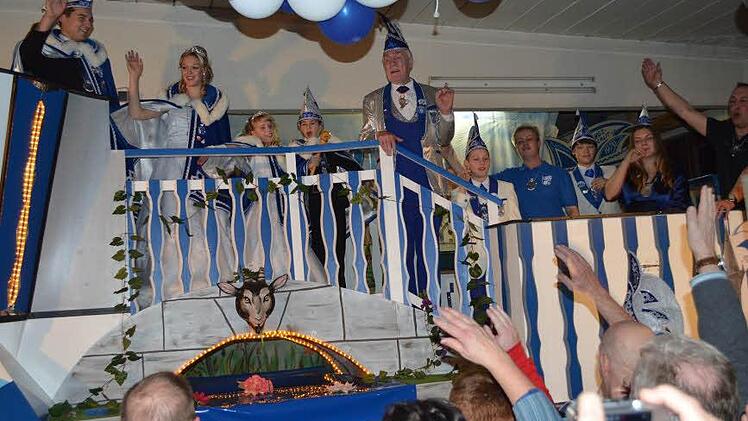 Die Gaßhenker übten schon einmal das Winken vom neuen Wagen.