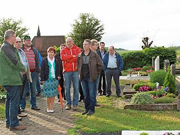 Wie viel Stein darf auf einem Friedhof sein? Diese Frage stellte sich der Gemeinderat von Untermerzbach. Kies auf Grabstellen will er eindämmen. Unser Bild zeigt die Räte um Bürgermeister Helmut Dietz (links) bei einer Besichtigung des Friedhofs in Memmelsdorf . Foto: Katharina Becht/Archiv