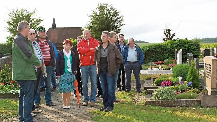 Wie viel Stein darf auf einem Friedhof sein? Diese Frage stellte sich der Gemeinderat von Untermerzbach. Kies auf Grabstellen will er eindämmen. Unser Bild zeigt die Räte um Bürgermeister Helmut Dietz (links) bei einer Besichtigung des Friedhofs in Memmelsdorf . Foto: Katharina Becht/Archiv